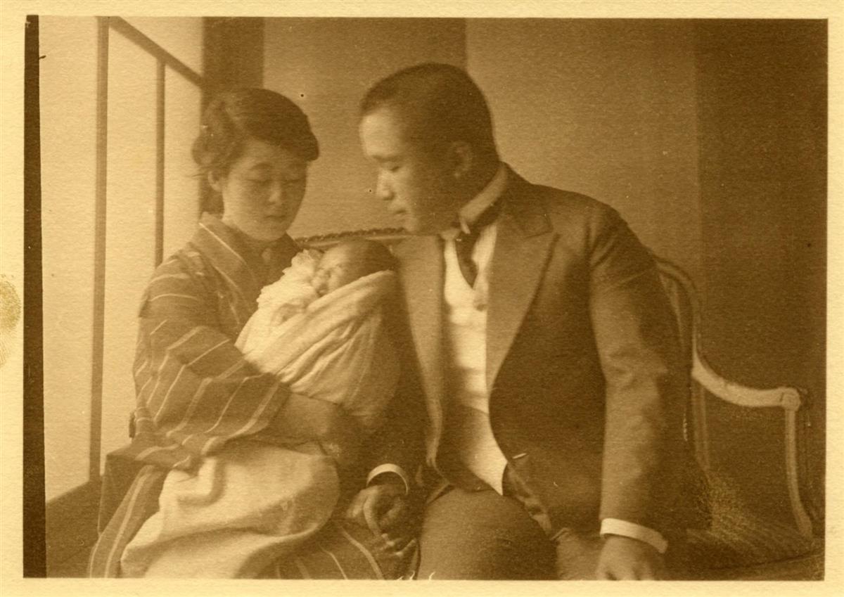生まれたばかりの長男を抱く、1921年ごろの李方子さん(左)と夫の李垠殿下(韓国国立古宮博物館提供)