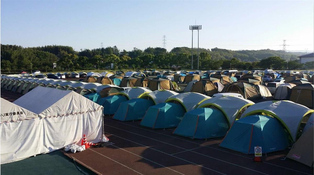 熊本地震の被災地、熊本県益城町に開設された約６００人収容のテント村。世帯ごとに入居する医療ケアつきテント避難所が行政、民間ボランティア、企業による連携で運営された。避難者のストレスを軽減する新しい避難形態として注目されている＝平成２８年５月