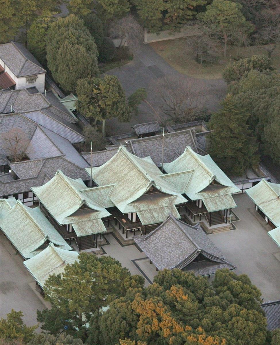 皇居・宮中三殿。中央に3つならぶ建物の中央が賢所