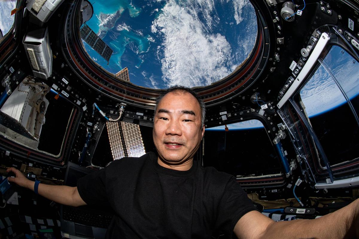 ISS内で地球を背景に記念撮影する野口聡一さん(JAXA・NASA提供)