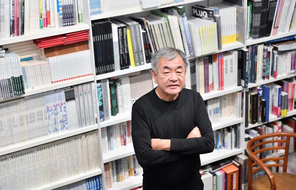 インタビューに応じる建築家の隈研吾さん=10日午後、東京都港区(宮崎瑞穂撮影)