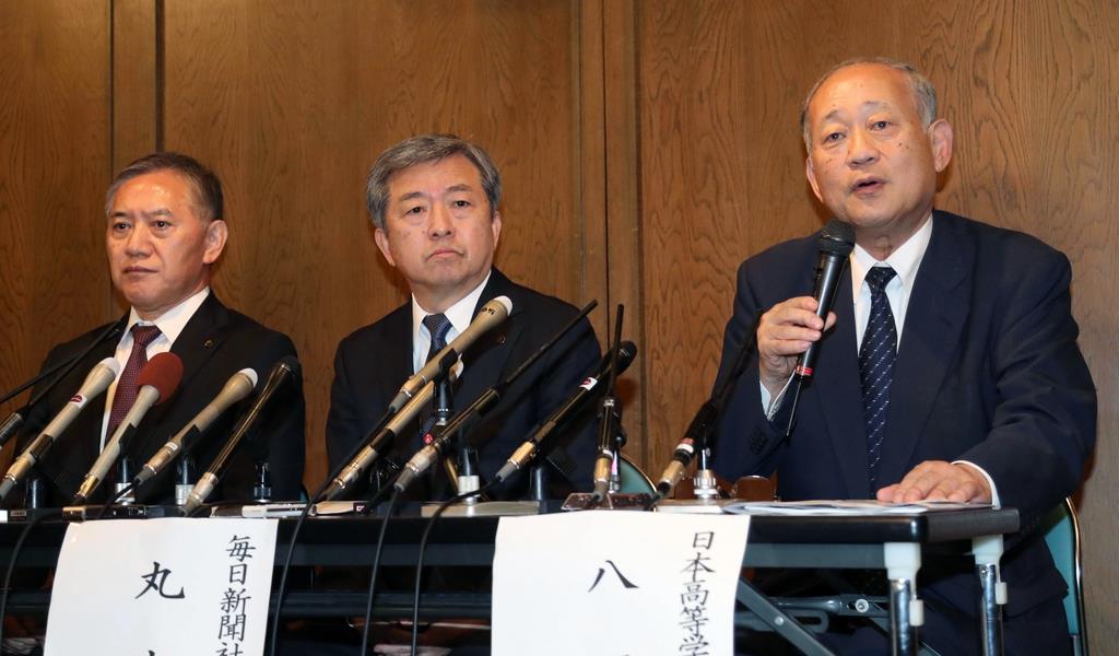 日本高野連の臨時理事会を終え、記者会見する八田英二会長(右)と毎日新聞の丸山昌宏社長(中央)ら=4日午後、大阪市西区(彦野公太朗撮影)