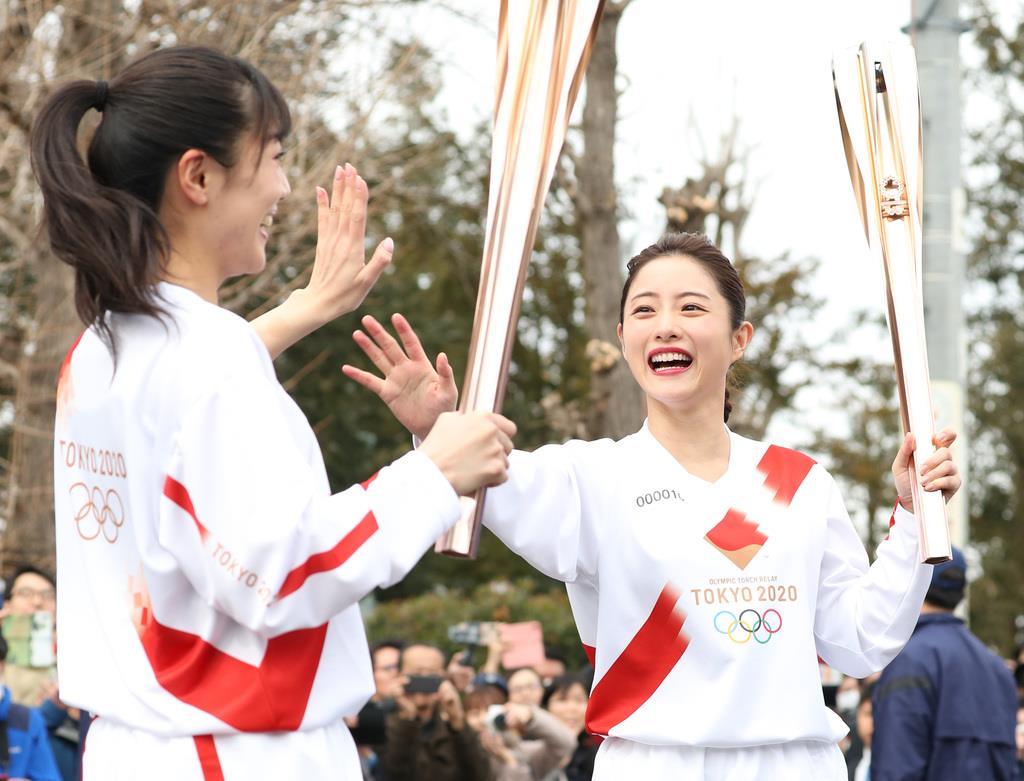 聖火リレーのリハーサルを行う石原さとみさん=2月15日、東京都羽村市(佐藤徳昭撮影)