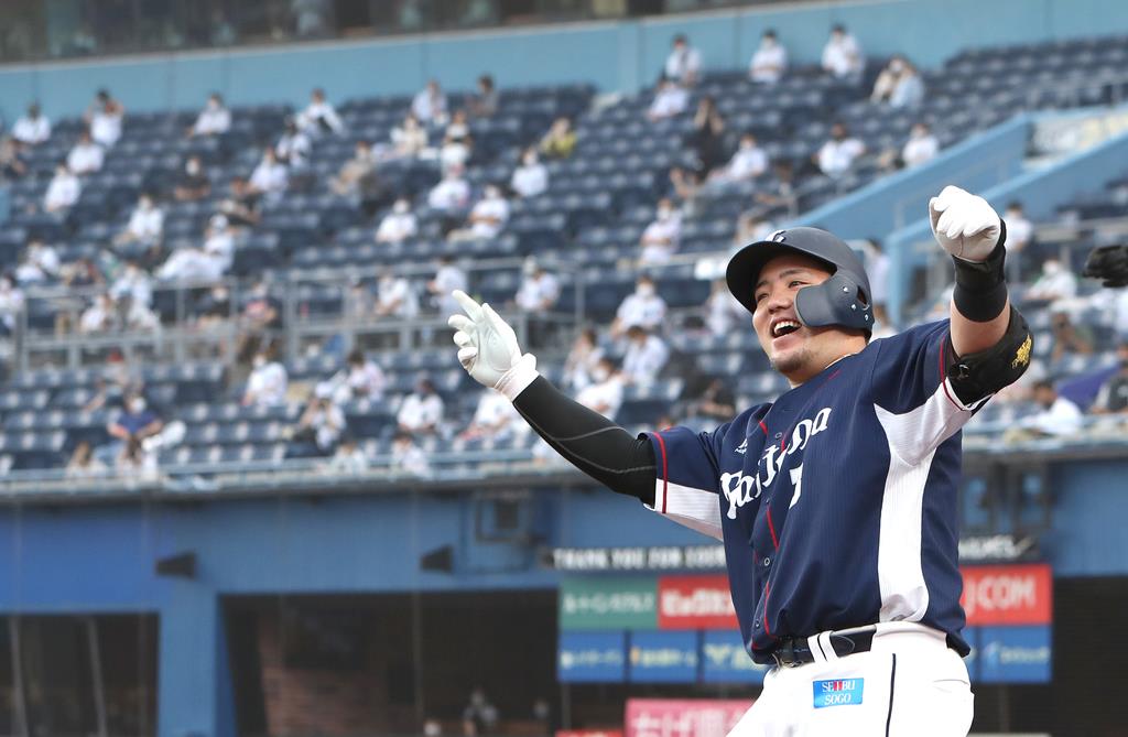 【プロ野球ロッテ対西武】1回、西武・山川穂高が先制3点本塁打を放ち、ベンチ前で「どすこい!」 =ZOZOマリンスタジアム(撮影・尾崎修二)
