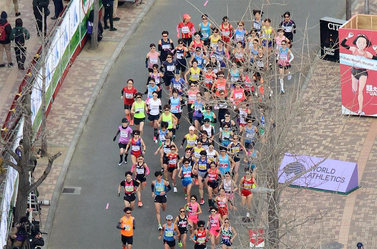フェンスで仕切られたコースをスタートする大阪国際女子マラソンの選手ら。五輪のヒントにならないか=大阪市東住吉区の長居公園(本社ヘリから、永田直也撮影)