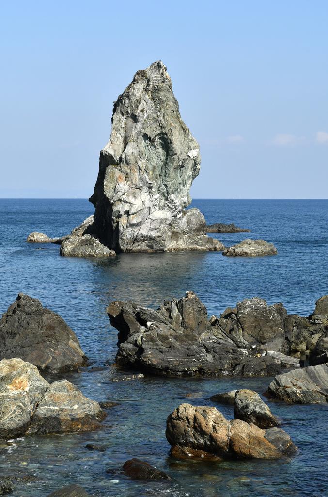 淡路島の沼島沖にある上立神岩。イザナギ、イザナミはこの岩を回って交わったとも伝わる=兵庫県南あわじ市の沼島(沢野貴信撮影)