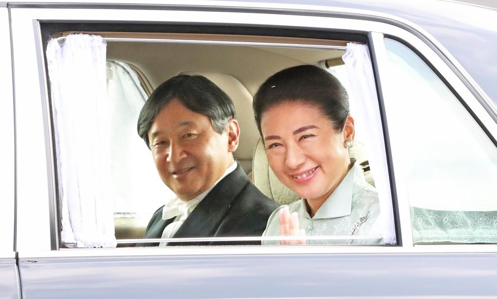 皇居に入られる皇太子ご夫妻=25日午後、東京都千代田区(佐藤徳昭撮影)