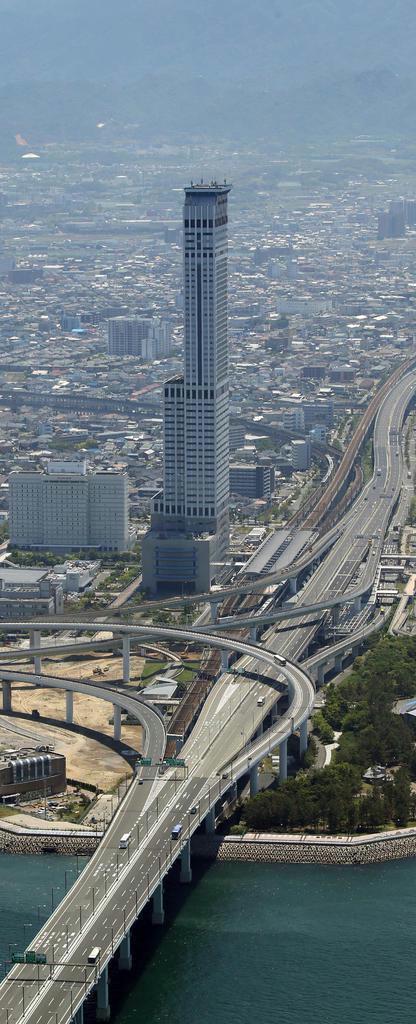 バブル経済崩壊の影響を大きく受けた大阪府泉佐野市。関西国際空港の対岸に建つ「りんくうゲートタワービル」は、当初「ゲート」の名称通り、向かいにもう1棟を建設予定だったが断念された(彦野公太朗撮影)