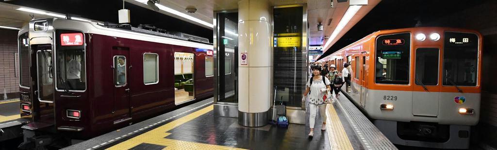 阪急電車(左)と阪神電車がホームの両脇に乗り入れる新開地駅=神戸市兵庫区(南雲都撮影)