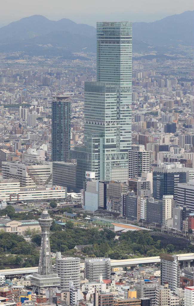 新しいランドマークとして街の風景を変えた「あべのハルカス」。手前左は通天閣=大阪市(本社ヘリから、恵守乾撮影)