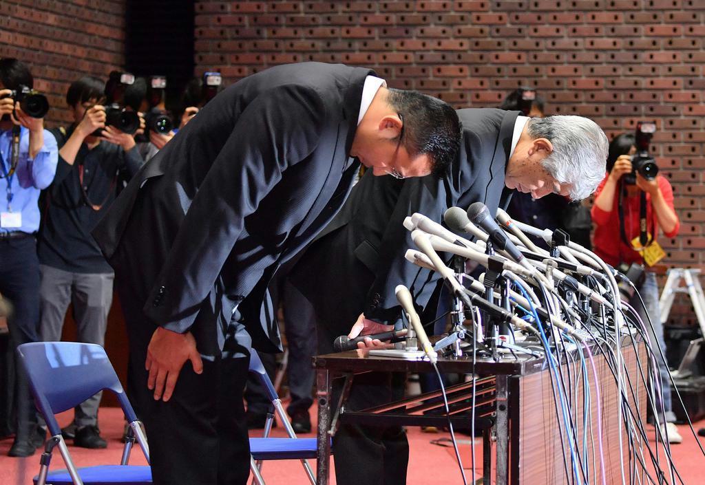 日本大学アメリカンフットボール部の悪質タックル問題で謝罪する当時の監督とコーチ=昨年5月(宮崎瑞穂撮影)
