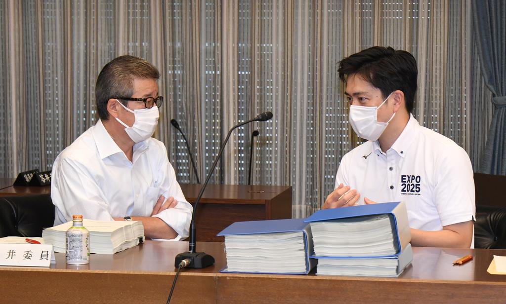 「大阪都構想」法定協議会。終了後に言葉を交わす松井一郎・大阪市長(左)と吉村洋文・大阪府知事=19日午後1時36分、大阪市北区 (安元雄太撮影)