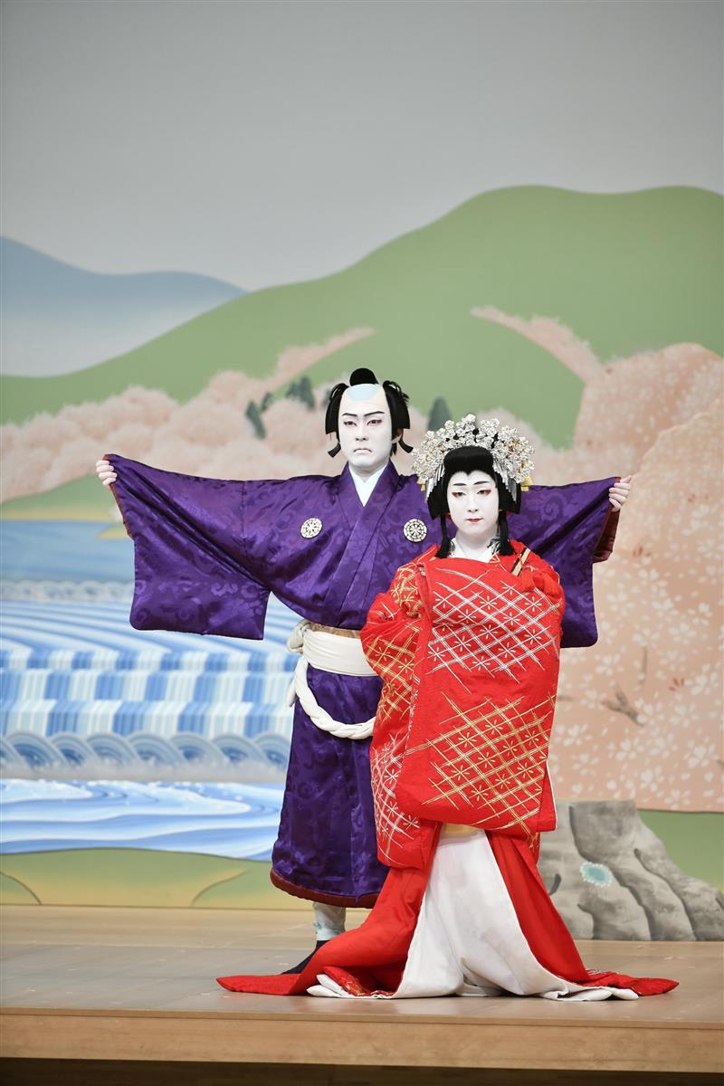 「義経千本桜」の一場面。中村橋之助ふんする狐忠信(左)と中村米吉の静御前 =京都市東山区の南座 (c)松竹
