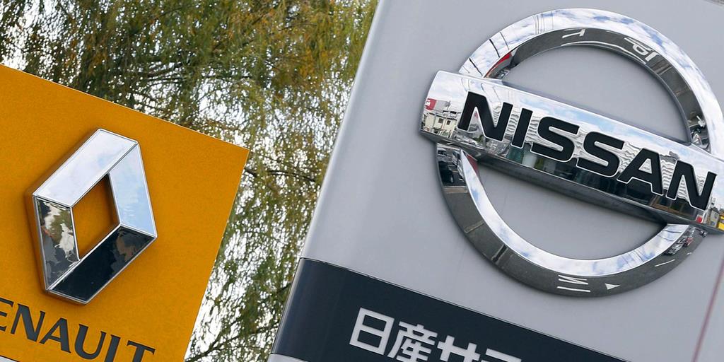 日産自動車の販売店とルノーの販売店に掲げられた看板=埼玉県川口市