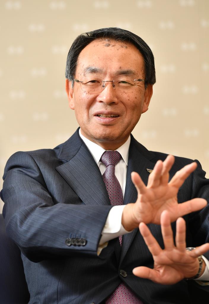 インタビューに答えるパナソニックの津賀一宏社長=14日、大阪府門真市のパナソニック本社(南雲都撮影)