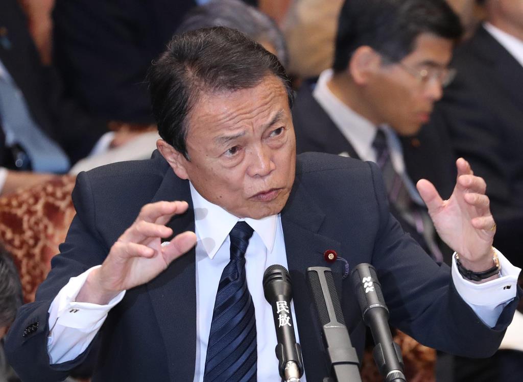 参院決算委員会で答弁を行う麻生太郎副総理兼財務相=4日午前、国会・参院第1委員会室(春名中撮影)
