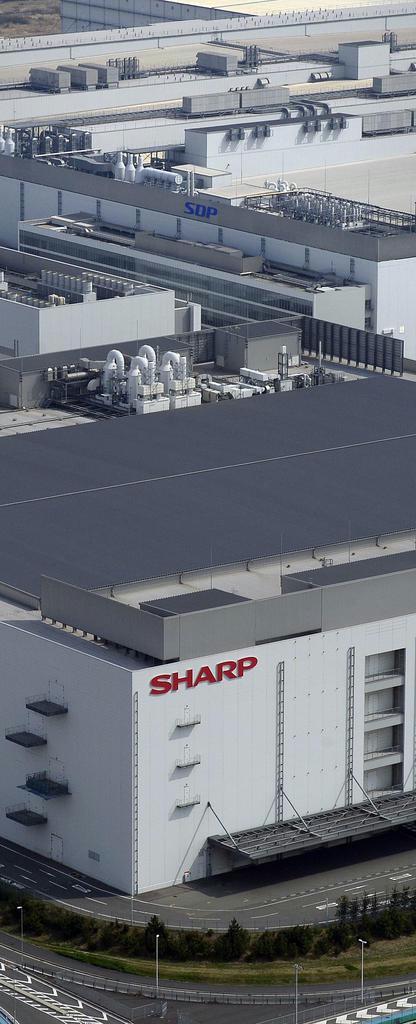 シャープが堺市に建設した液晶パネル工場周辺。工場は鴻海が子会社化した＝平成２８年３月、堺市堺区（本社ヘリから）