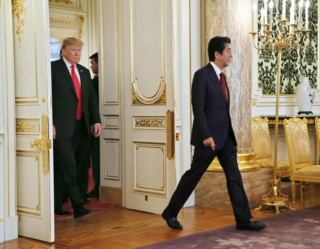 日米首脳会談に臨む安倍首相とトランプ米大統領＝２７日午前１１時４分、東京・元赤坂の迎賓館（代表撮影）