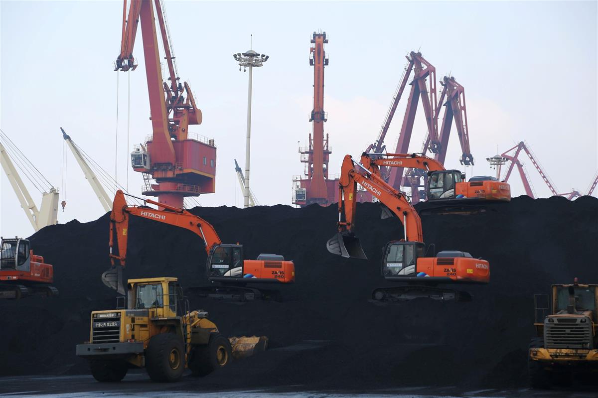 中国・江蘇省の港で運び入れられる石炭。中国国内では石炭火力発電所の開発が進んでいる(ロイター)