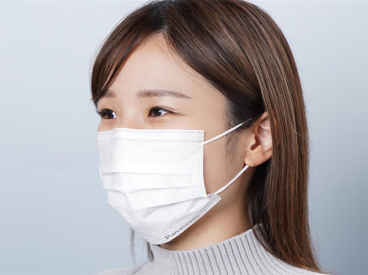 パナソニックが一般発売した不織布マスク。下部に社名のロゴが刻印されている(同社提供)