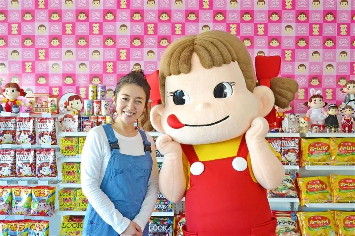 不二家の社外取締役に就任する俳優の酒井美紀さん(左)。令和2年には「ペコちゃん70周年アンバサダー」にも起用された(不二家提供)