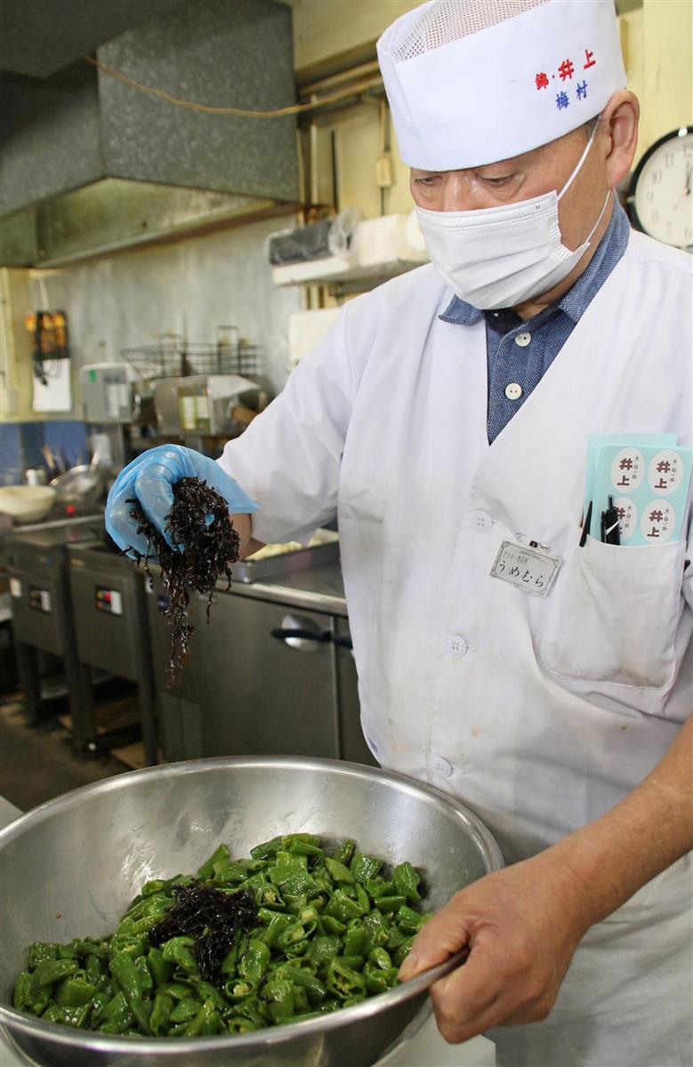 人気の「万願寺とうがらし昆布」を作る井上佃煮店の元社長、梅村猛さん=11月、京都市左京区