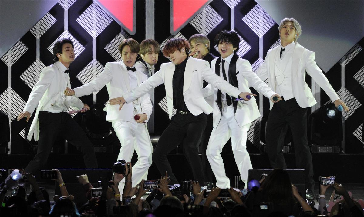 米ロサンゼルス近郊で開かれた音楽イベントでパフォーマンスをするBTSのメンバー。文化や経済を巡り、ネット上では中韓が対立を深めている=2019年12月(AP=共同)