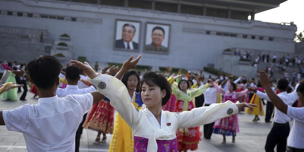 朝鮮戦争終結から６５周年を祝い（北朝鮮は母国を解放した戦争に勝利したとしている）、金日成広場でマス・ダンスを踊る市民＝７月、平壌（ＡＰ）