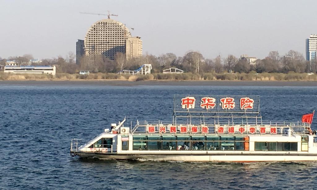 対岸の北朝鮮・新義州で建設中の大型施設。工事は進んでいない(藤本欣也撮影)