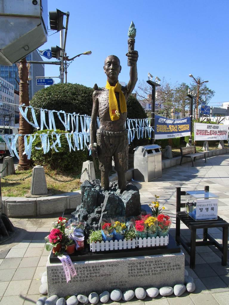韓国・釜山の日本総領事館近くの公園前歩道に置かれていた徴用工像(今年3月、名村隆寛撮影)