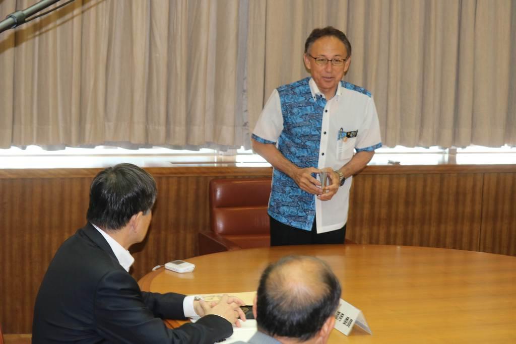 「万国津梁会議」初会合であいさつする沖縄県の玉城デニー知事=30日午後、沖縄県庁