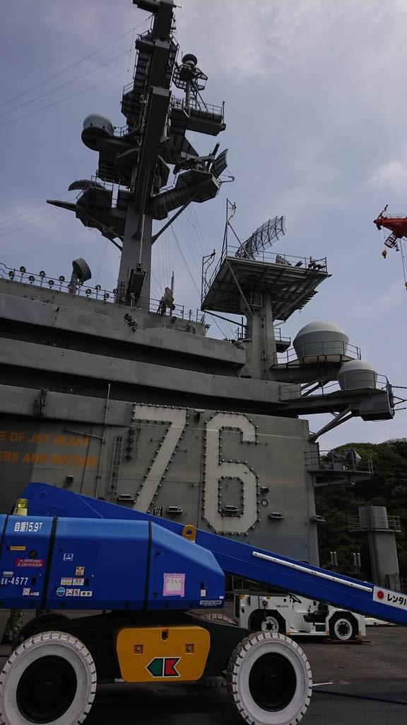 米海軍横須賀基地で修理を受ける米原子力空母「ロナルド・レーガン」=神奈川県横須賀市(2019年4月)