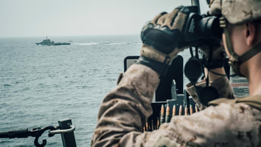 日本などのタンカーが攻撃されて緊迫感が増すホルムズ海峡で、警戒活動をする米海兵隊=18日(米海軍提供=ロイター)