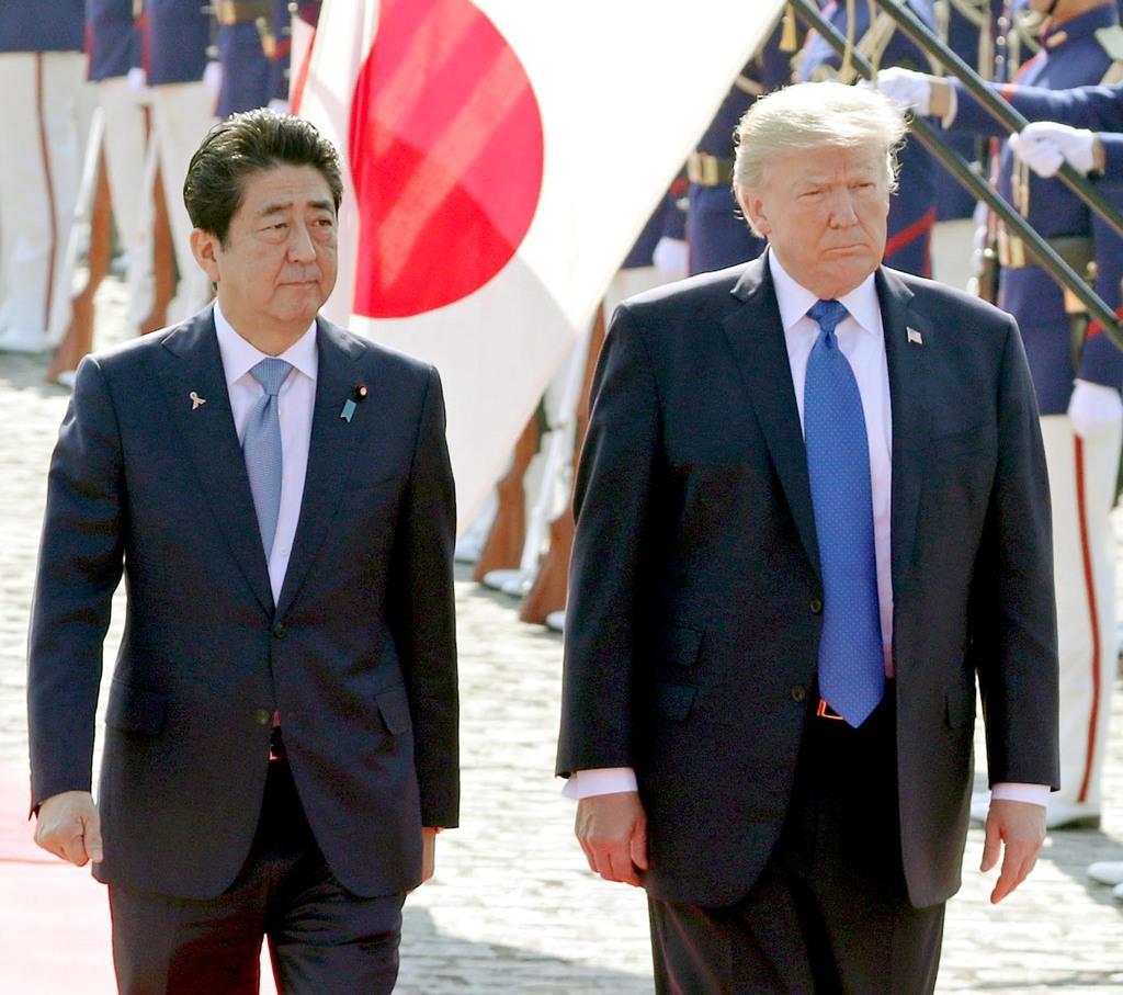 安倍晋三首相(左)とトランプ米大統領=東京・元赤坂の迎賓館(松本健吾撮影)