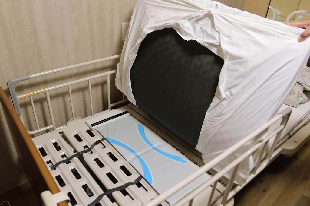 マットレスの下に設置されたセンサーにより、要介護者の状態を把握する「眠りＳＣＡＮ（スキャン）」＝横浜市