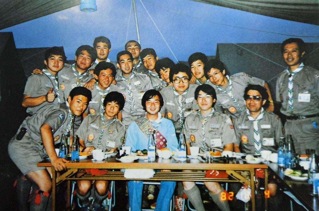 キャンプで「梓友隊」メンバーとの記念写真に応じられる皇太子さま＝昭和５７年８月４日、宮城・蔵王