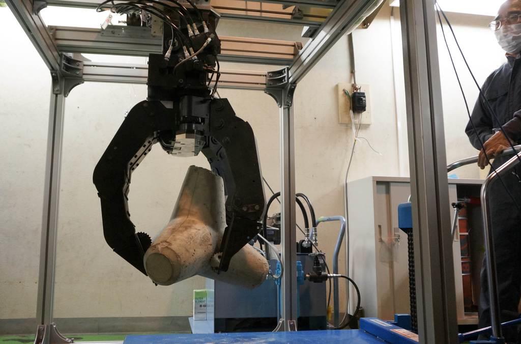 東工大の鈴森康一教授らが開発した油圧モーターを用いたロボットハンド。4本の指でテトラポットをつかんで持ち上げる=東京都目黒区の東工大(松田麻希撮影)