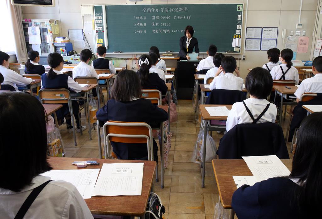 全国学力テストで、問題が配られ開始を待つ児童=18日午前、大阪市東成区の片江小学校(前川純一郎撮影)