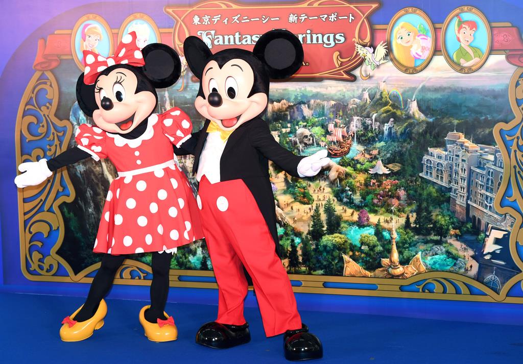 東京ディズニーシーの新テーマポート名称発表セレモニーに登場したミッキーマウスとミニーマウス＝２１日午前、千葉県浦安市（鴨川一也撮影）