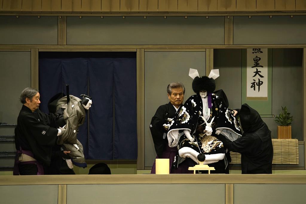 文楽「寺子屋の段」の一場面。忠義のため、わが子を身替わりにした松王丸(吉田玉男)の苦悩は、いつの時代も人々の涙を誘う。今月、大阪・国立文楽劇場「文楽鑑賞教室」で上演されている(国立文楽劇場提供)