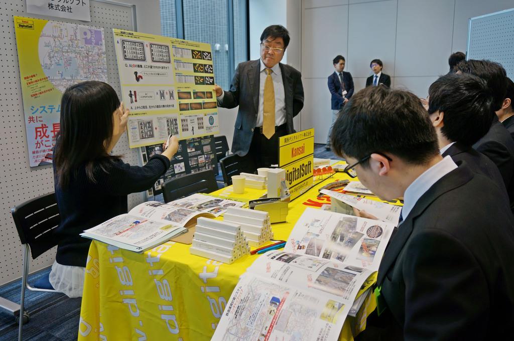 発達障害があったり、疑いのあったりする学生らが多く訪れた就職説明会=大阪市
