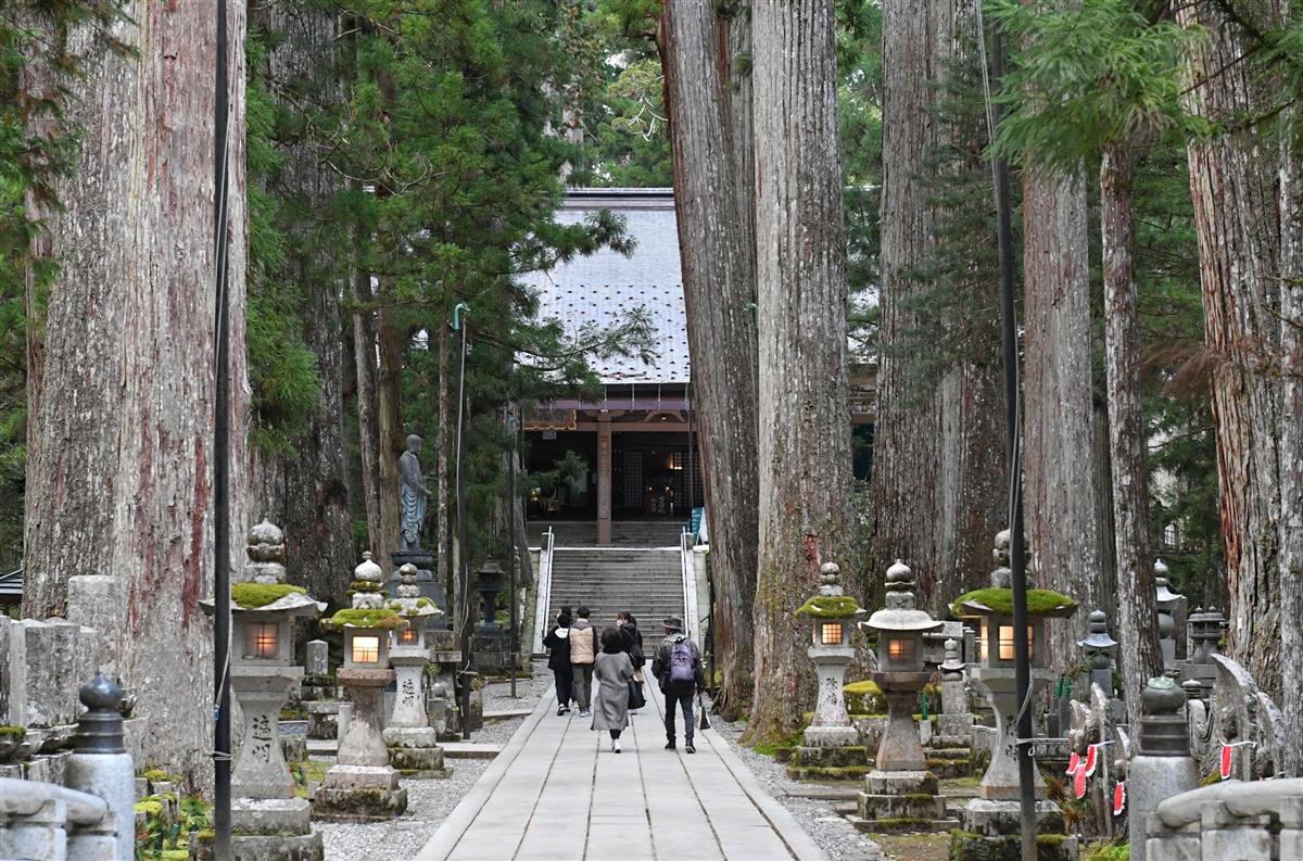 御廟橋から見た燈籠堂=11月29日午後、和歌山県高野町(沢野貴信撮影)