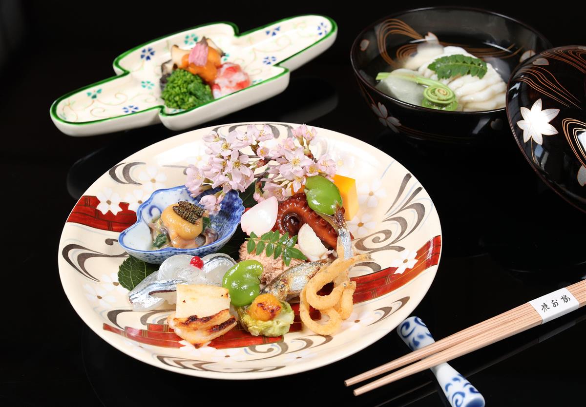 春の料理。(手前から時計回りに)八寸、向付、煮物椀(寺口純平撮影)