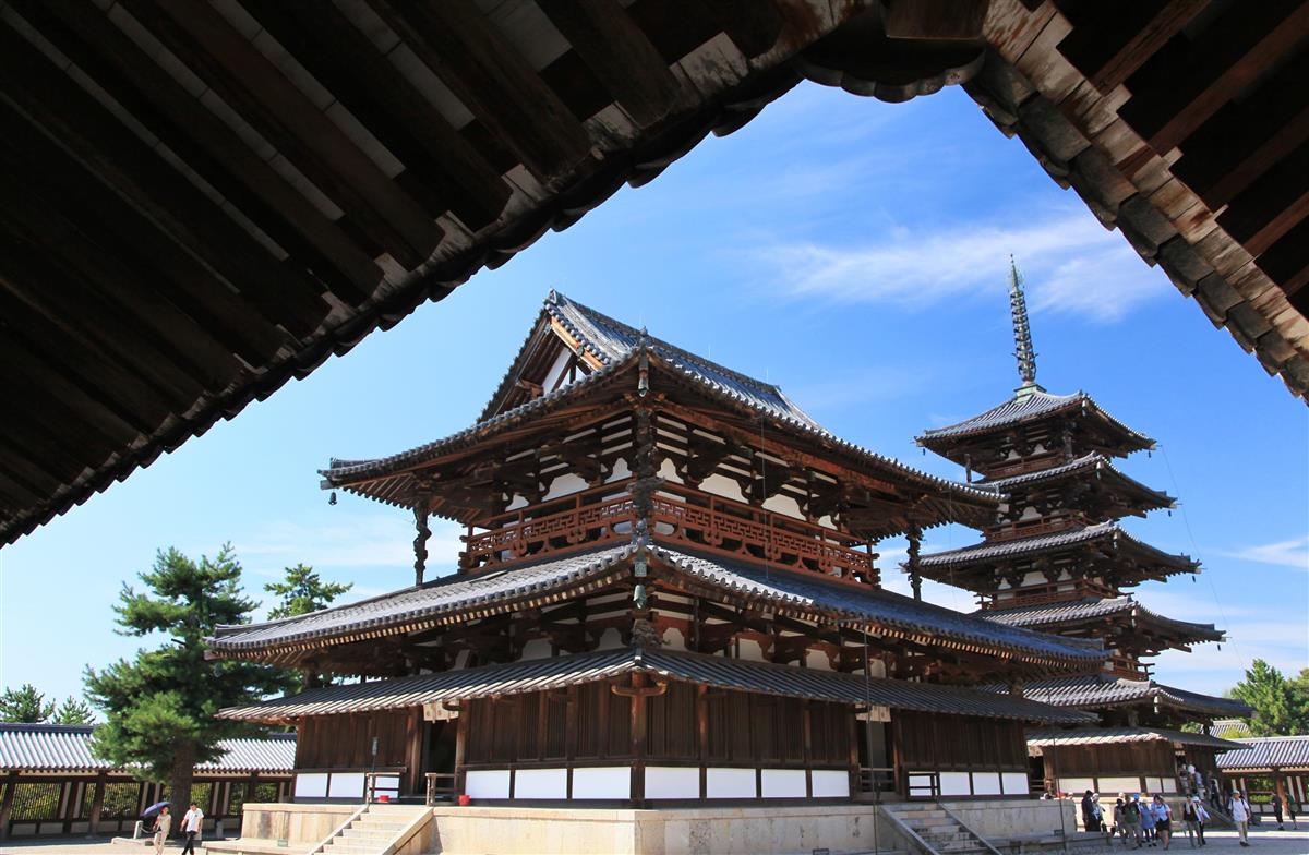 聖徳太子ゆかりの法隆寺。左は金堂、右奥は五重塔=奈良県斑鳩町(飯田英男撮影)