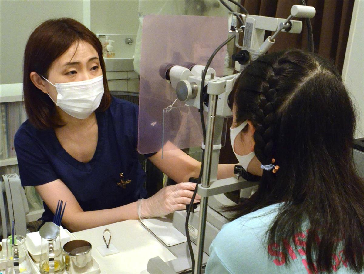 近視の治療のため眼科を受診した女子児童（手前）＝４月１３日午後、大阪市西区