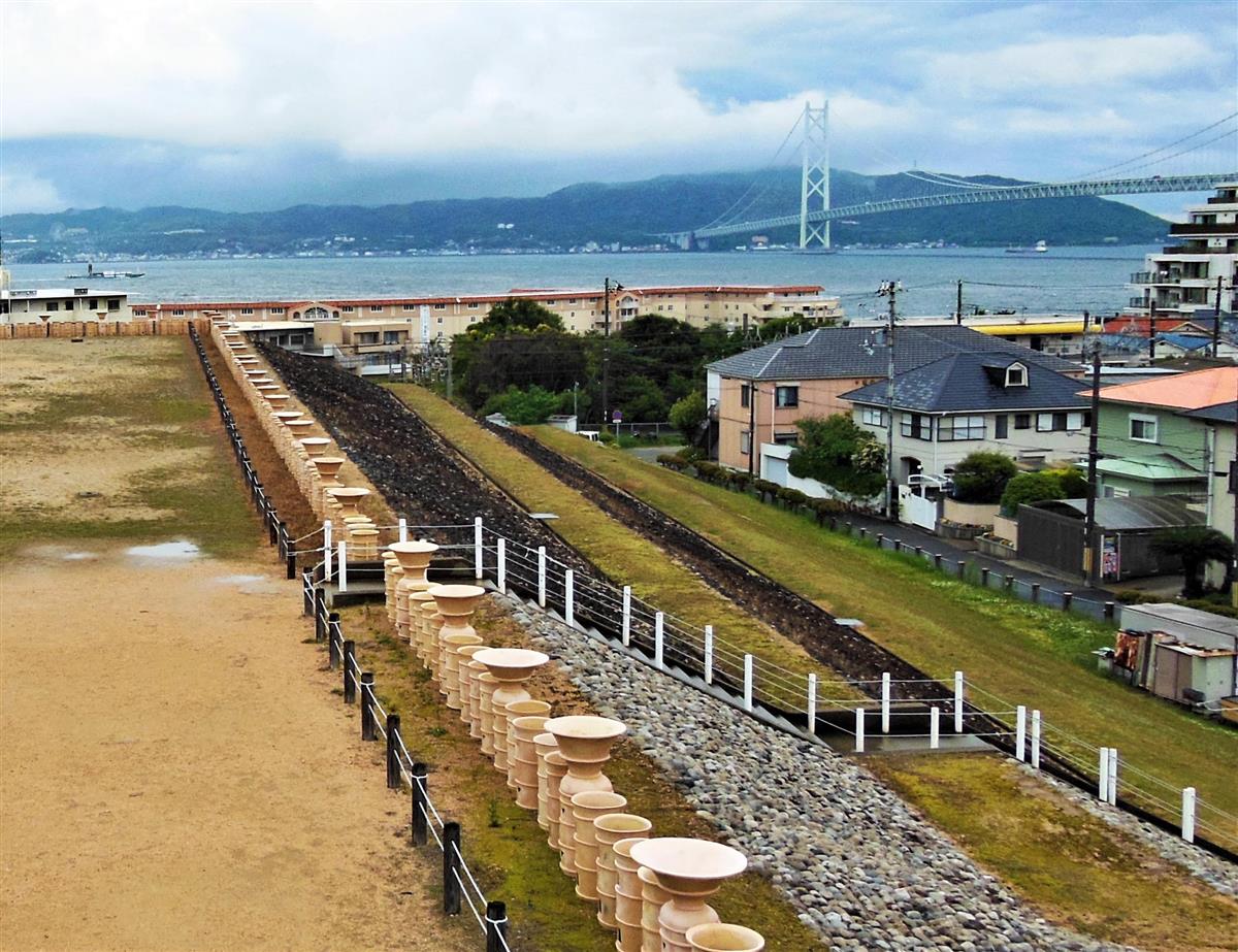 復元された五色塚古墳。前方部のすぐ先には明石海峡が広がる＝神戸市西区