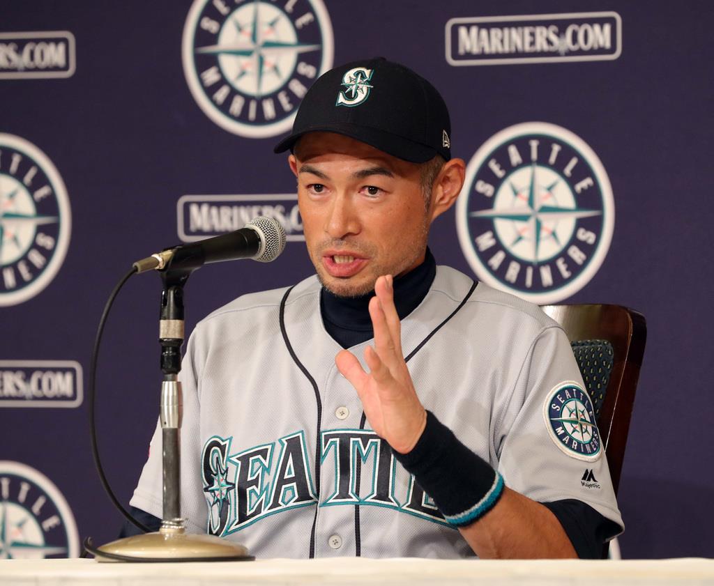 会見するマリナーズのイチロー=東京ドームホテル(撮影・荒木孝雄)