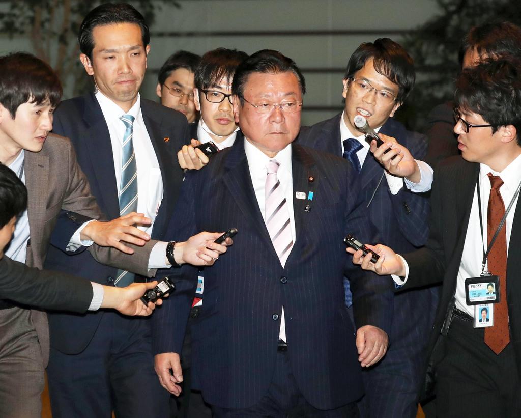 辞任を伝えるため官邸入りする桜田義孝五輪担当相=10日午後、首相官邸(春名中撮影)