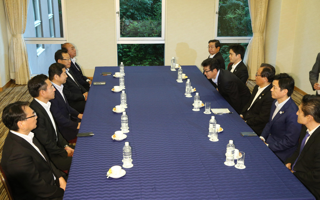 大阪都構想を巡る協議に臨む大阪維新の会代表の松井一郎・大阪市長(右列奥から3人目)、公明党大阪府本部の佐藤茂樹代表(左列奥から3人目)ら=23日、大阪市北区(恵守乾撮影)