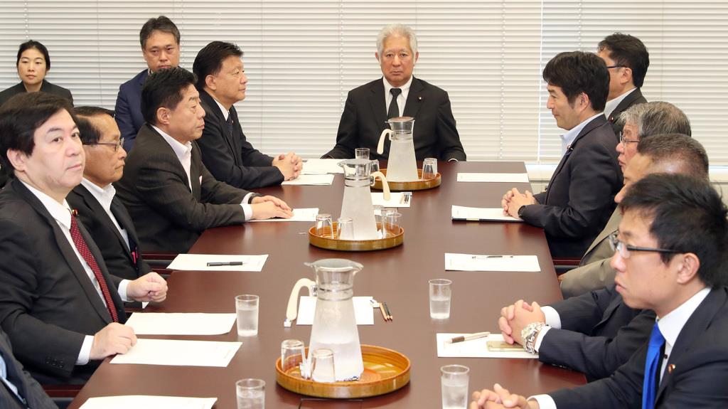 衆院憲法審査会幹事懇談会に臨む与野党の幹事ら=5月28日午後、国会内(春名中撮影)